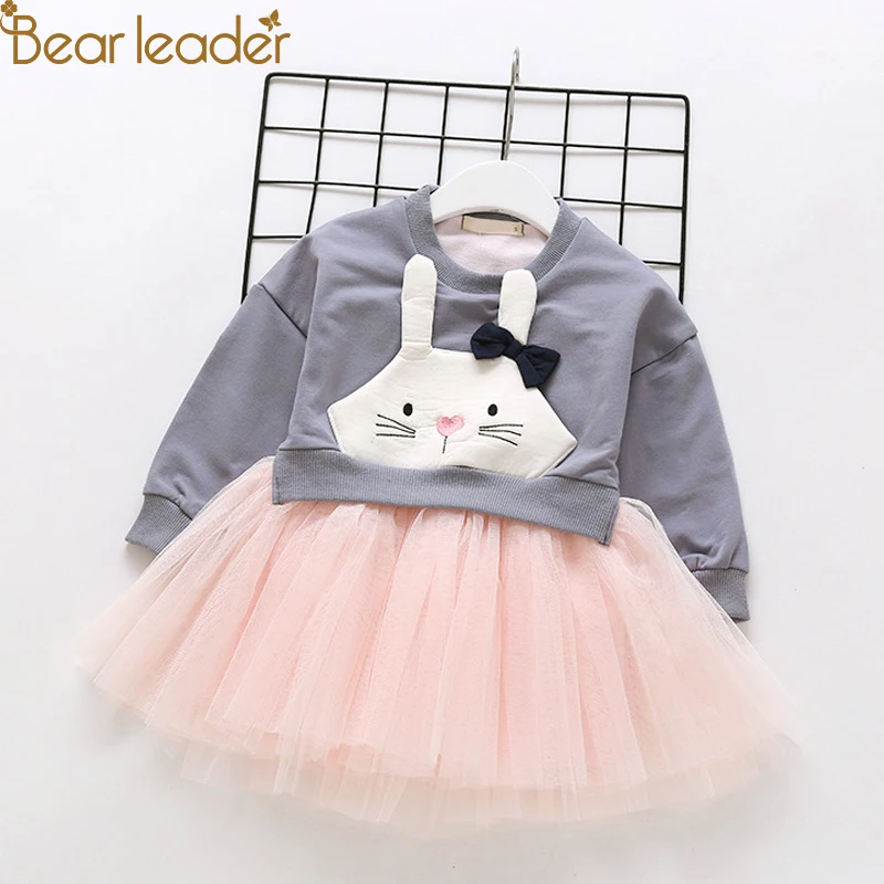 Цена Bear leader платья для девочек, новинка 2018 года, модное осеннее милое платье для девочек с бантиком и аппликацией в виде зайчика, Сетчатое платье ...