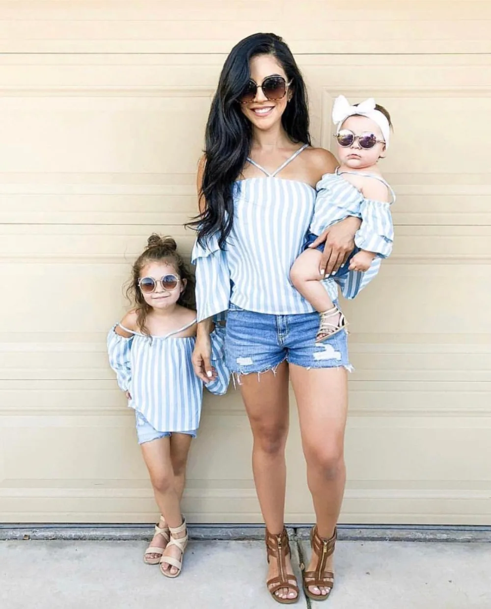 Одинаковая одежда для мамы и дочки; футболки в полоску; летние топы; футболка с открытыми плечами; одежда для мамы и дочки; семейный образ