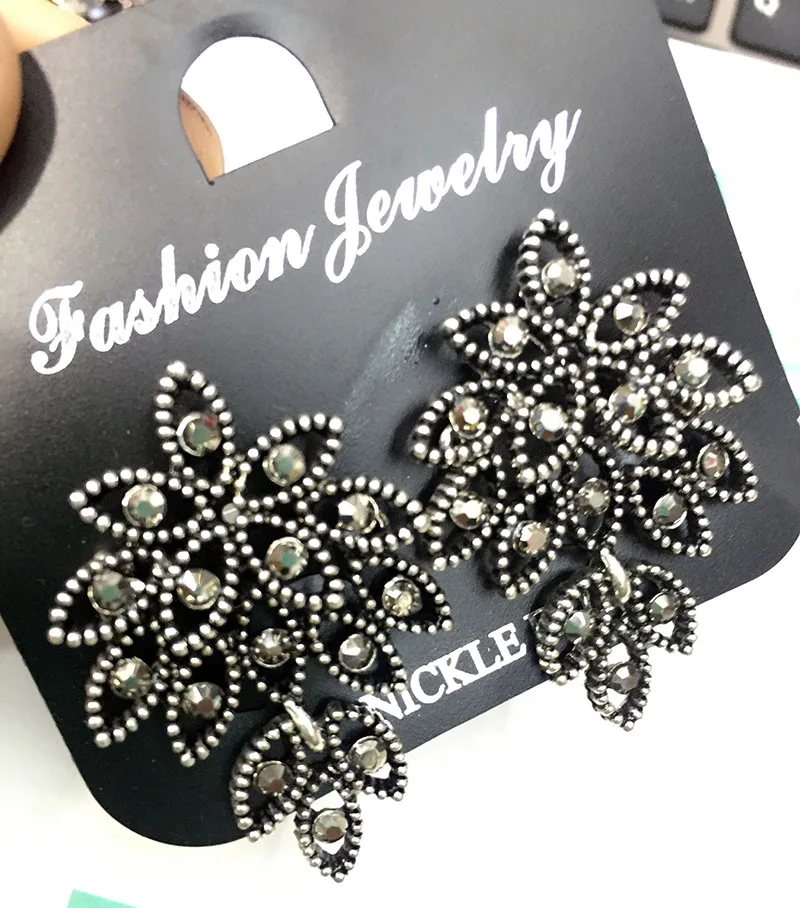 

Exquisite Boho Black Rhinestone Stud Earrings For Women Hanging Earrings Antique Silver Leaf Tassel Female Oorbellen