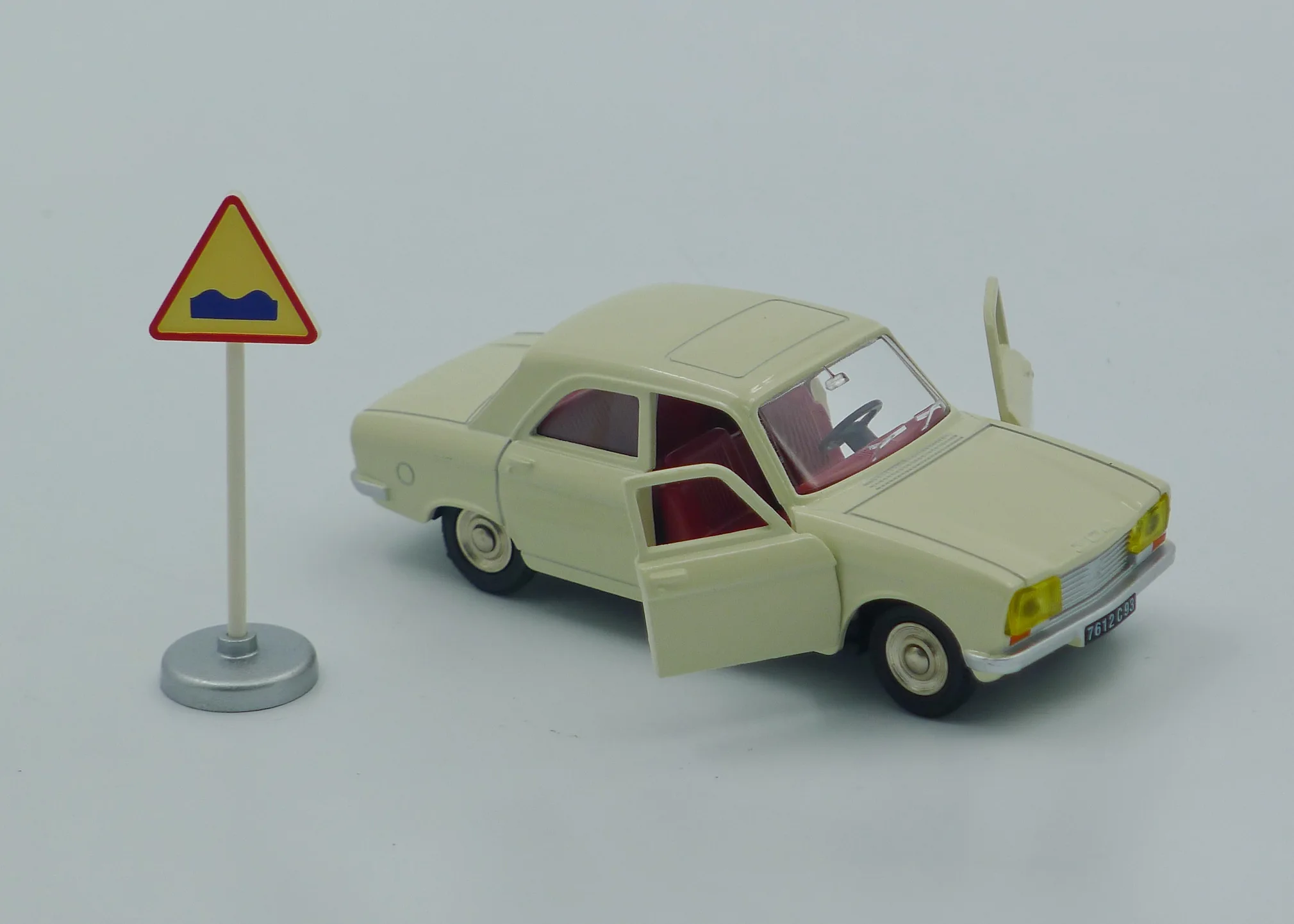 Автомобиль подлитый под давлением Atlas Dinky Toys 1428 PEUGEOT 304 Седан + 508 DAF 850 седан