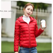 Весенняя Короткая секция тонкого пуховика с капюшоном была тонкой новой горячей