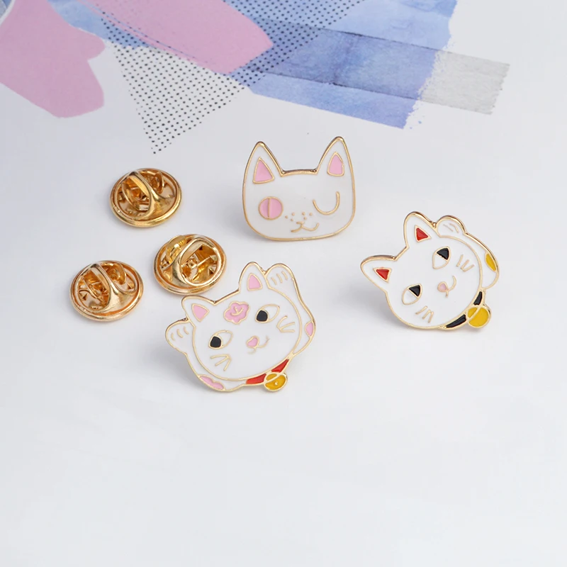 Забавный мультфильм белый Maneki Neko шпилька с подвеской «Кот» Эмаль Булавка кошка брошь японская удача кошка ювелирные изделия значок Lapin Pin