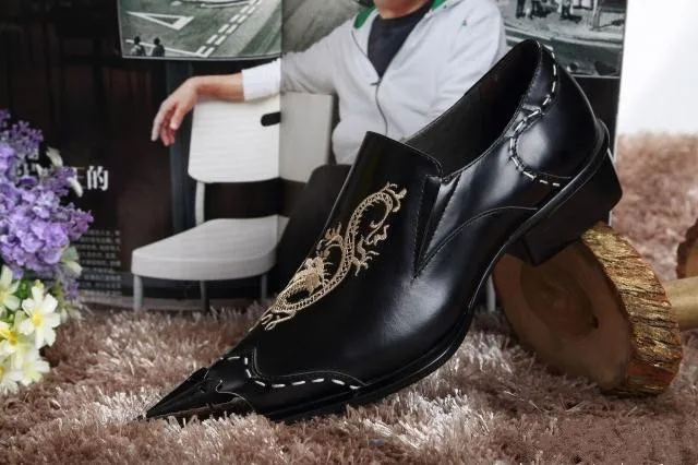 Мужские модные свадебные модельные туфли из натуральной кожи с вышивкой; мужские роскошные повседневные туфли с острым носком и металлическим дизайном