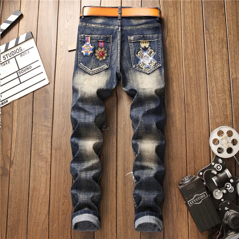 Европейцы стиль для мужчин's модные беджи нашивки вышивка рваные джинсы отверстия лоскутное синий стрейч джинсовые штаны