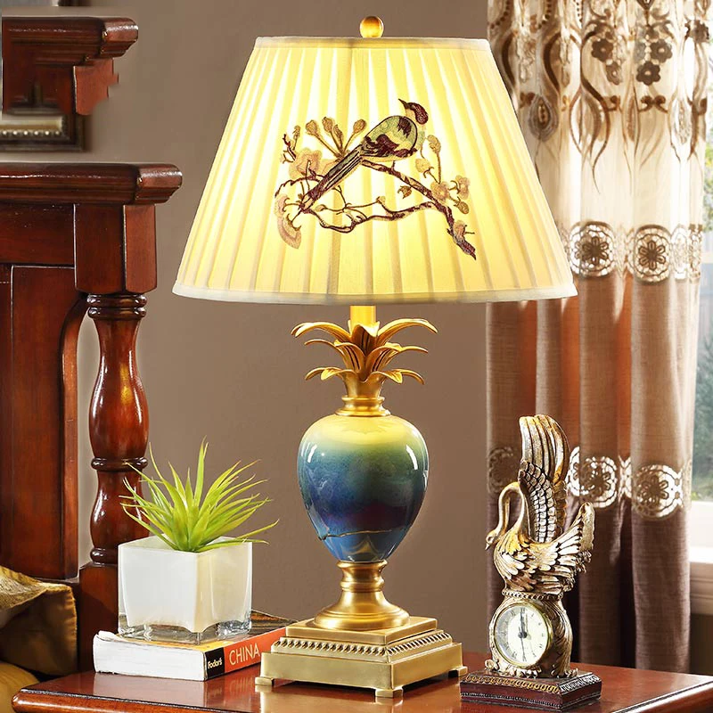 

Fashion Blue Gradient Pineapple Ceramic Table Lamps For Bedroom Luxury Embroidery Magpie Pattern Shade Table Lamp Brief Lamp