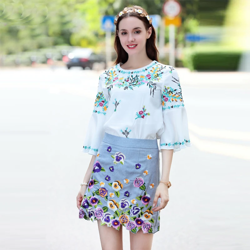 2017 Nueva Llegada Eleagnt 2 Unidades Blanco Manga de la Llamarada Tops + Falda de Flores Encima de La Rodilla Lindo Moda Mujer Traje Bordado