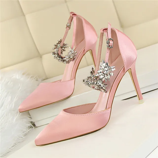 Eleganckie buty na wysokim obcasie z ozdobnymi kamieniami kobiety pompy jedwabiu Pointed Toe buty ślubne kobiety klamra pasek kryształ szpilki kobiety SWB0025 tanie tanio Boussac Cienkie obcasy Super Wysokiej (8cm-up) Podstawowe Szpiczasty nosek Na co dzień Pasuje prawda na wymiar weź swój normalny rozmiar Eleganckie buty na wysokim obcasie z ozdobnymi kamieniami kobiety pompy jedwabiu Pointed Toe buty ślubne kobiety klamra pasek kryształ szpilki kobiety SWB0025 tanie tanio Boussac Cienkie obcasy Super Wysokiej (8cm-up) Podstawowe Szpiczasty nosek Na co dzień Pasuje prawda na wymiar weź swój normalny rozmiar