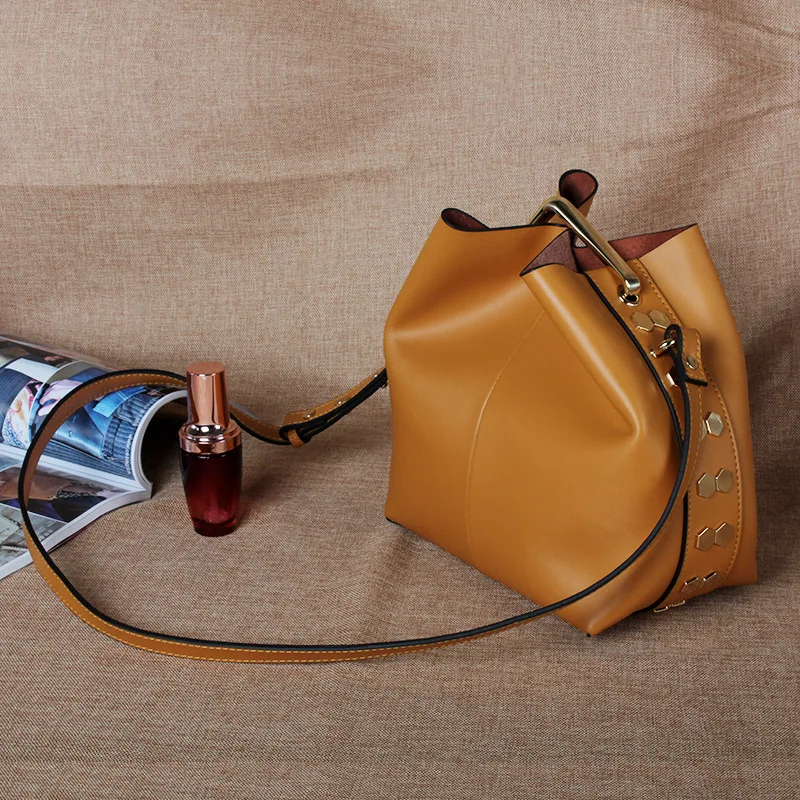 

2019 Luxury genuine leather guaranteed cowhide women handbag Famous brand lady lock bags female handbag bucket shopping bags