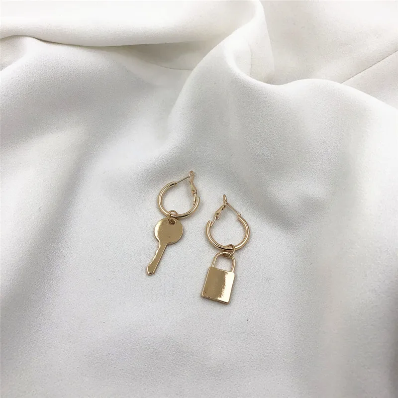 

1 Pair European Minimalist Personality Trend Key Lock Pendant Hoop Earrings Gold Silver Color Asymmetrical Charm EarringsE505-T2