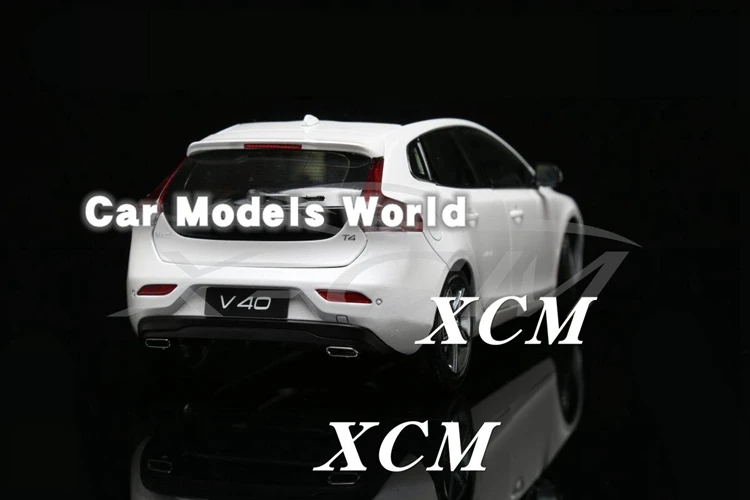 Литье под давлением модель автомобиля для V40 1:18(белый)+ маленький подарок