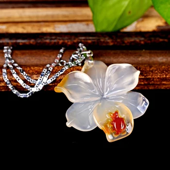 

Natural chalcedony Qiao color flower pendant necklace The charm of female beautiful flower style two choices