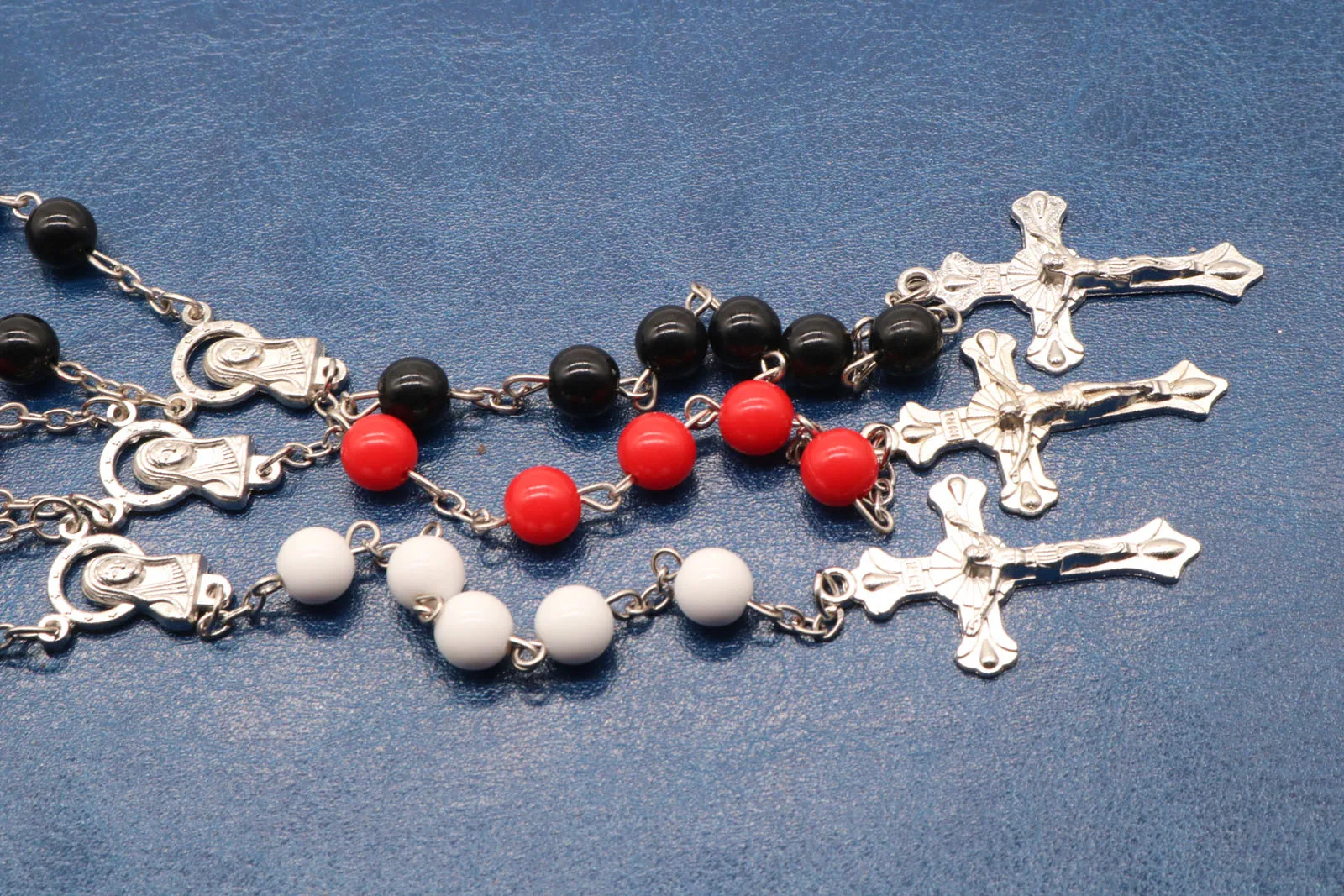 

Plastic necklace necklace, black and red lady, cross cross pendant necklace, Catholic, religious jewelry, fashion