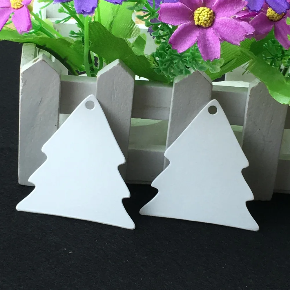 

50pcs Small Tree Shape Paper Hang Tag Christmas Party Festival Wrapping Supplies Kraft Craft Paper Labels Packaing Decor Tag
