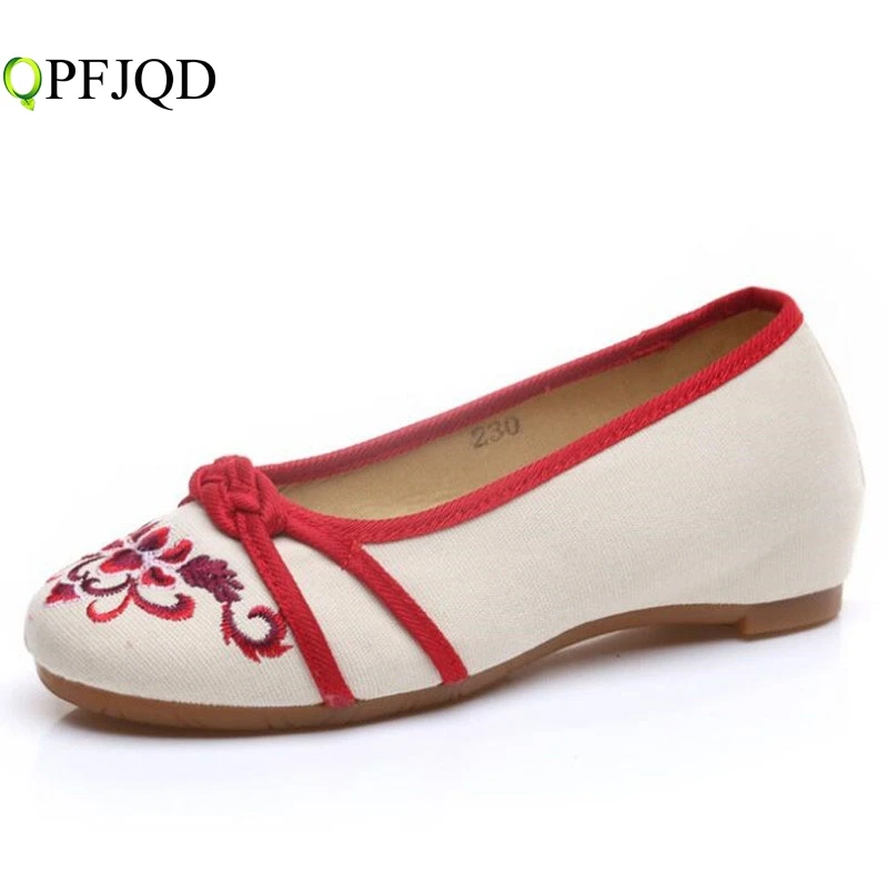 

Chinese Style Ballet Flats Slip-on Dance Cloth Shoes Casual Flower Embroidery Casual Shoes Old Beijing Flat Heel Plus Size 34-41