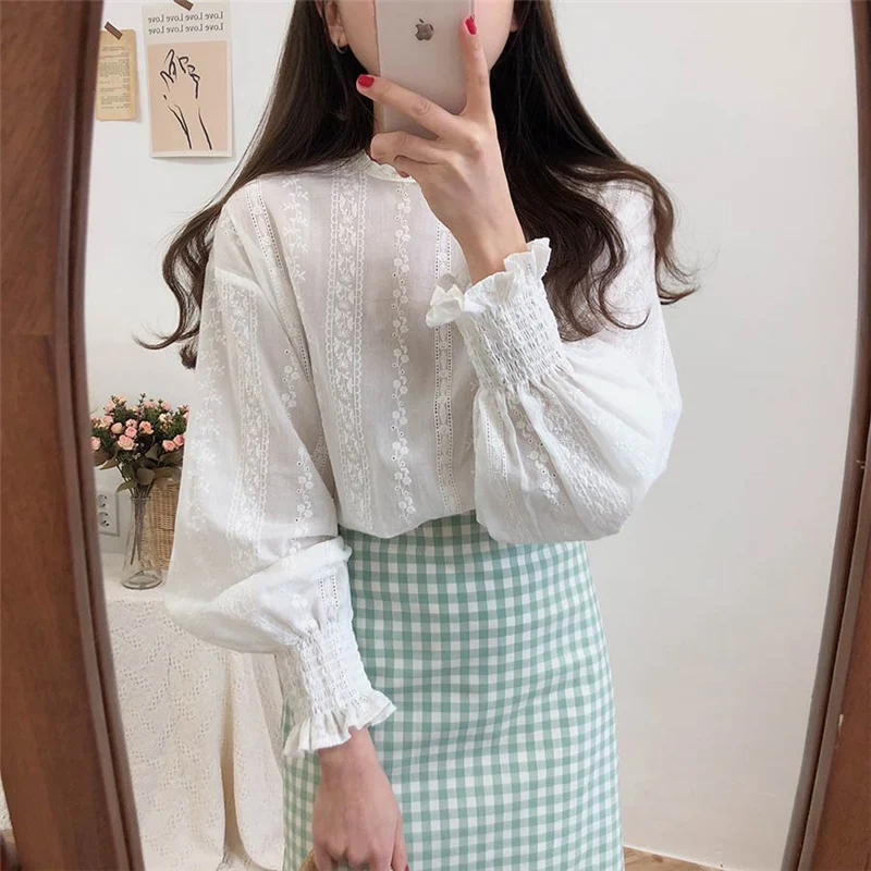 

Fashion Floral Embroidery White Women Blouses Shirts O-neck Lantern Sleeve Loose Female Shirts Tops Elegant Femme Tops 2019