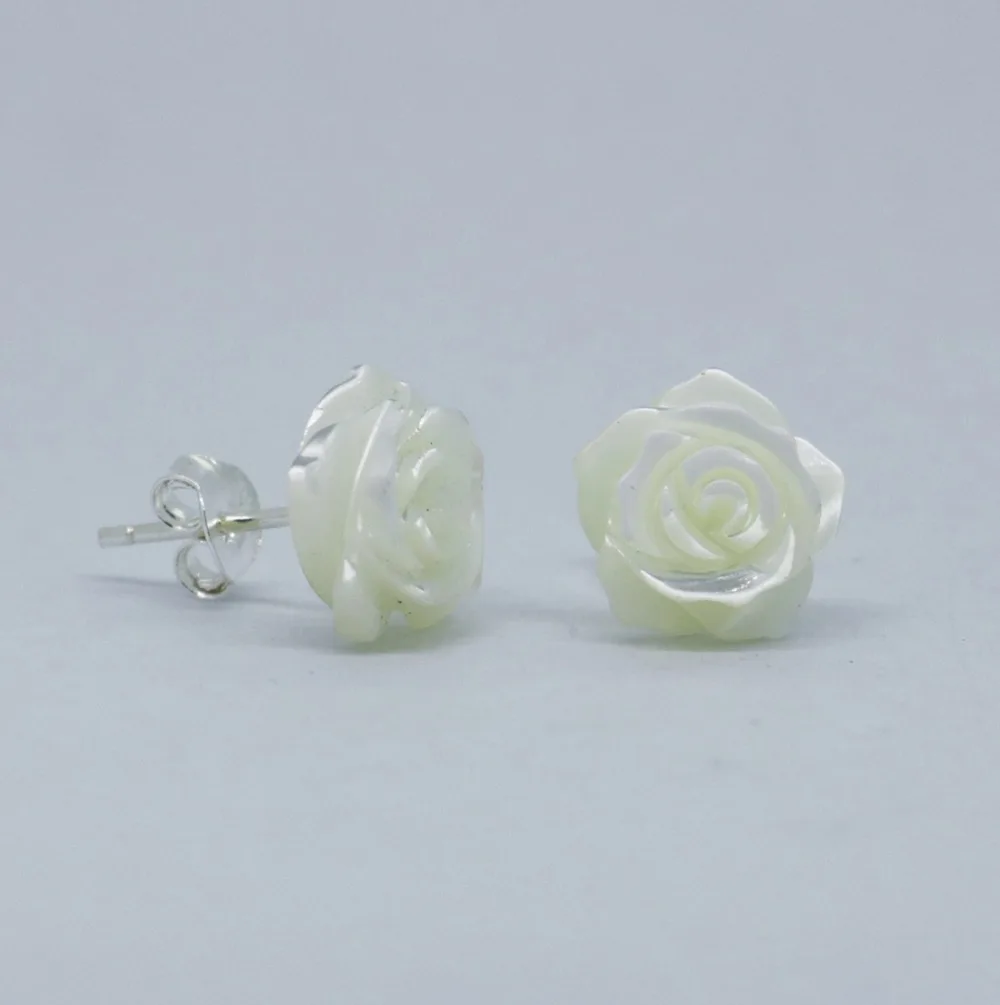 

Offwhite Sea Shell Rose Stud Earring