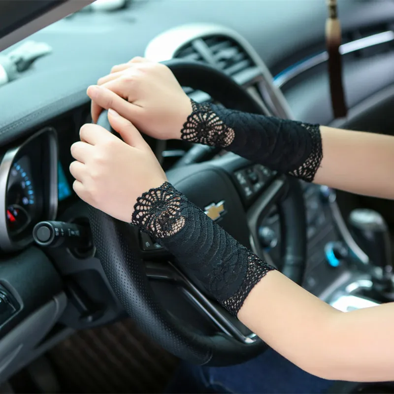 

2018 New Summer Elegant Ladies Sunscreen Lace Gloves Women Short Cuff Wrist Scar Covered Fashion Female Driving Gloves AGB658