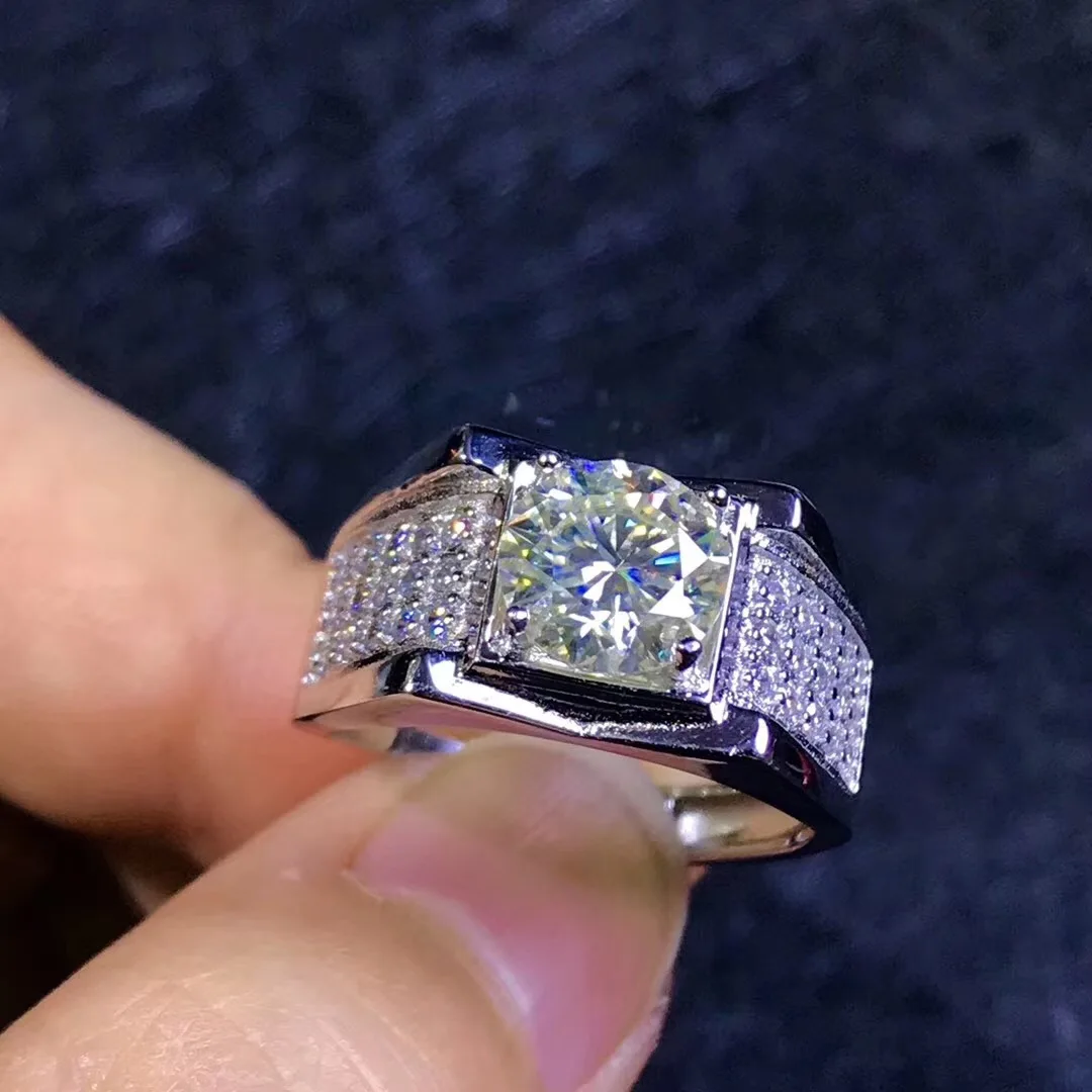 Мужские кольца Moissanite, в настоящее время самые популярные драгоценные камни, имеют высокую твердость, сравнимую с бриллиантами. 925 серебро