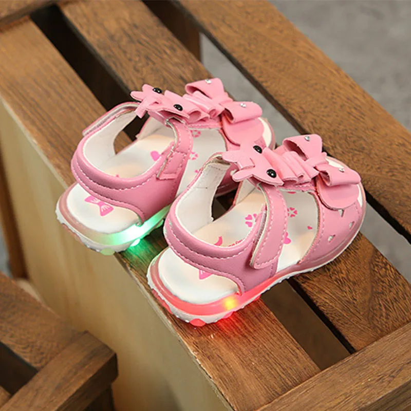 Детская обувь для девочек прекрасный детская обувь PU мультфильм милый светодиодный свет Bling для маленьких девочек летние босоножки