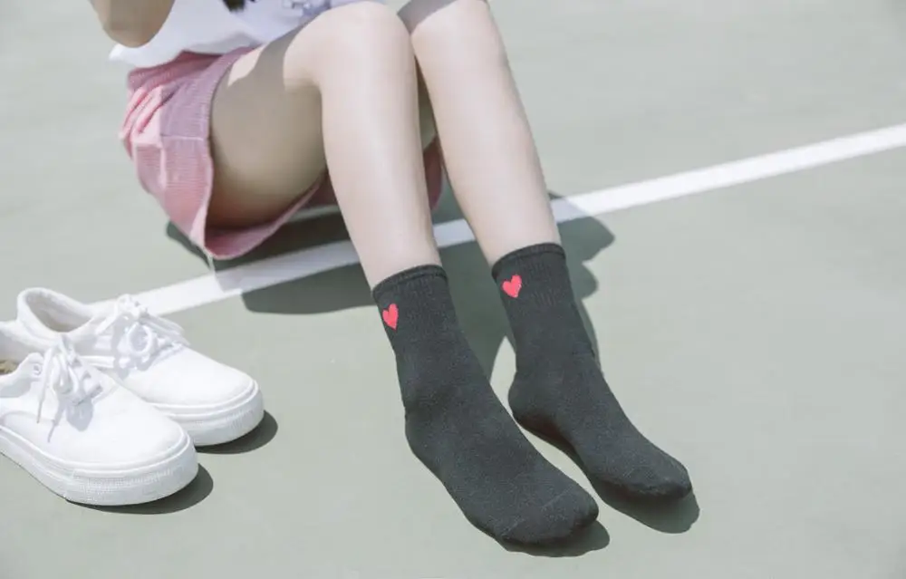 Высококачественные хлопковые носки с большим красным сердцем, модные весенне-осенние женские носки, милые однотонные носки с сердечком