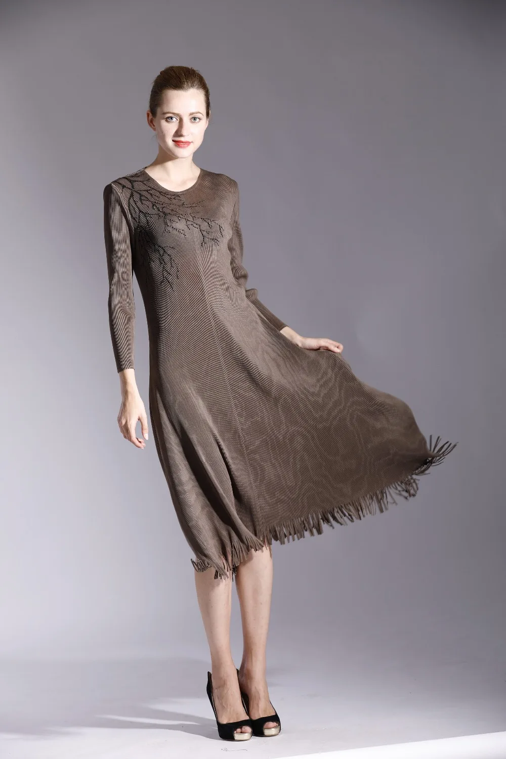 Бесплатная доставка Miyake моды раза чистый цвет о-образным вырезом 9 минут рукава типа двойной разрез платье в наличии
