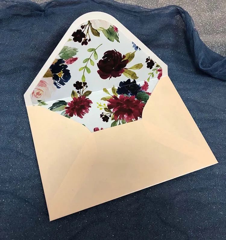 Пригласительный конверт с бордовым цветочным вкладышем 135x195 мм