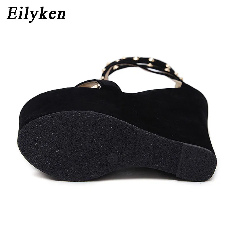Eilyken/женские босоножки; обувь на платформе; женские босоножки на танкетке в стиле панк с Т-образным ремешком, металлической цепочкой и заклепками; черные Босоножки с открытым носком на высоком каблуке