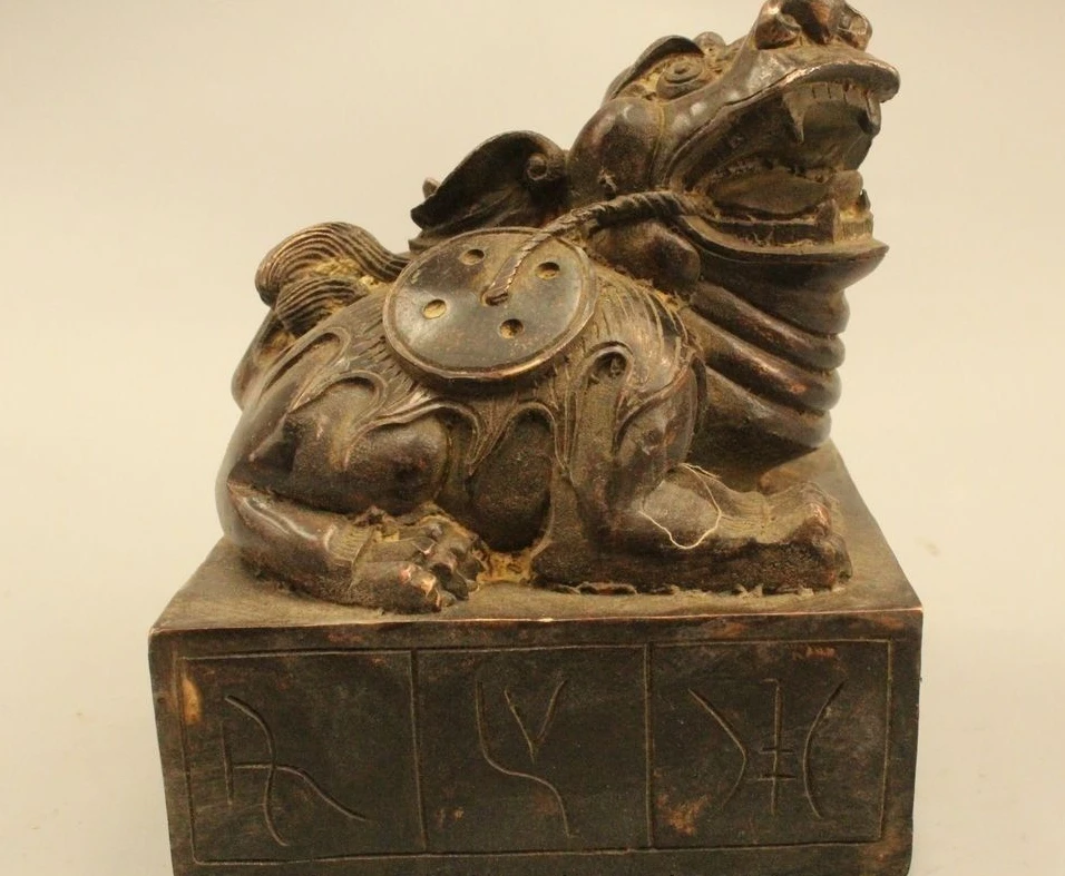 

6"Marked Chinese Folk Old Bronze Emperor General Money Animal Seal Statue