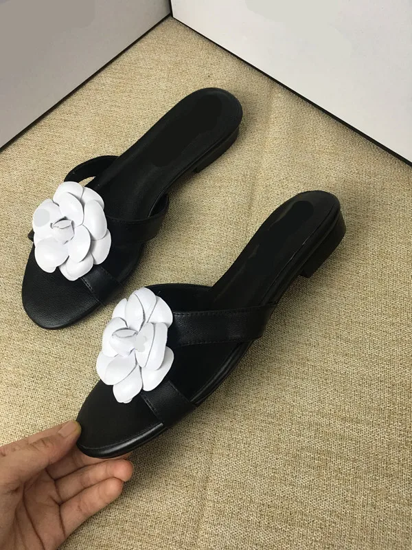 Черные и белые женские шлепанцы с цветочным принтом; классные летние сандалии размера плюс для отдыха из натуральной кожи; Классическая Повседневная обувь на плоской подошве с камелией