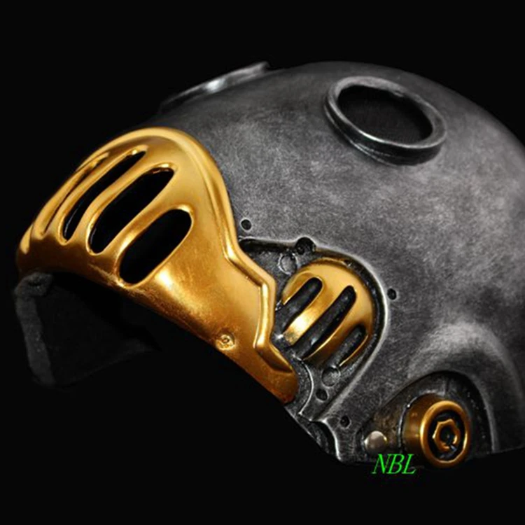 hõbedane mask pronksja detailiga, millel on ümarad ja sirged jooned