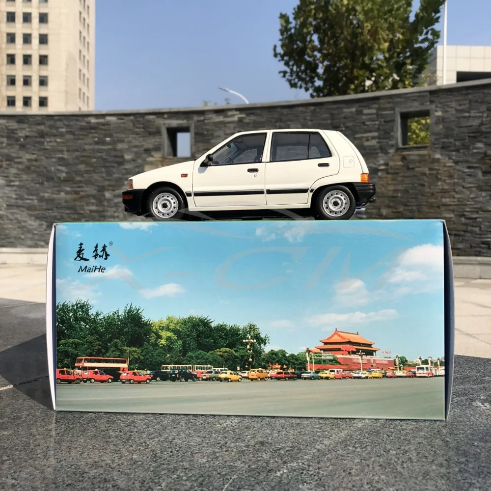 Литая модель автомобиля Yiqi Chinese Tianjin Xiali TJ7100 хэтчбек 1:18 (белый) + маленький
