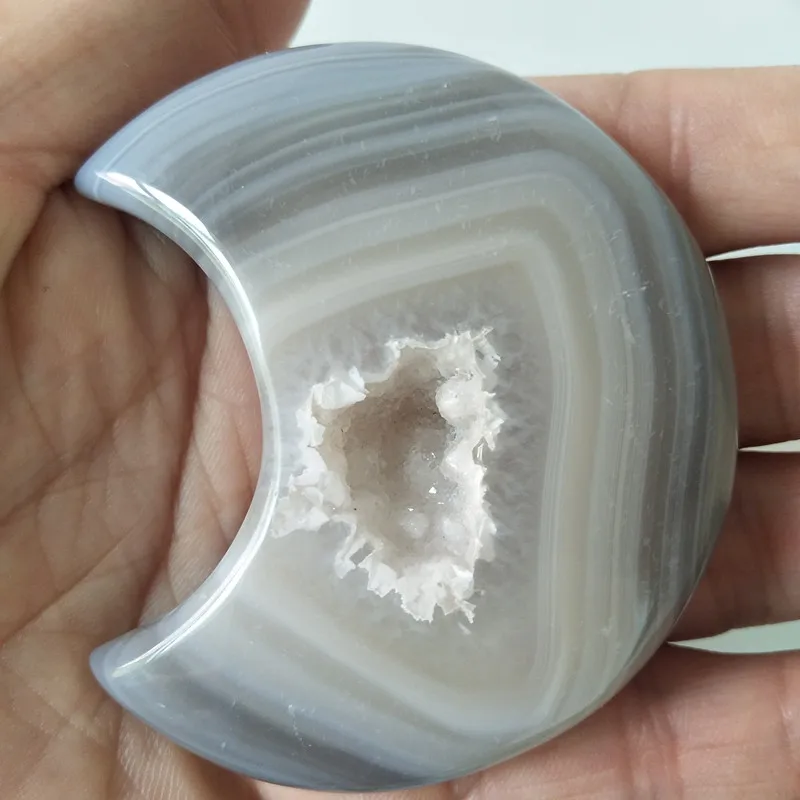 A Natural stones and crystals cristal tThe shape of the moon agate crystal cluster home decor palm stone very beautifulThe