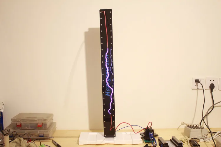 Студенческий эксперимент искусственной молнии высокого напряжения электрической дуги с собранным генератором Маркса