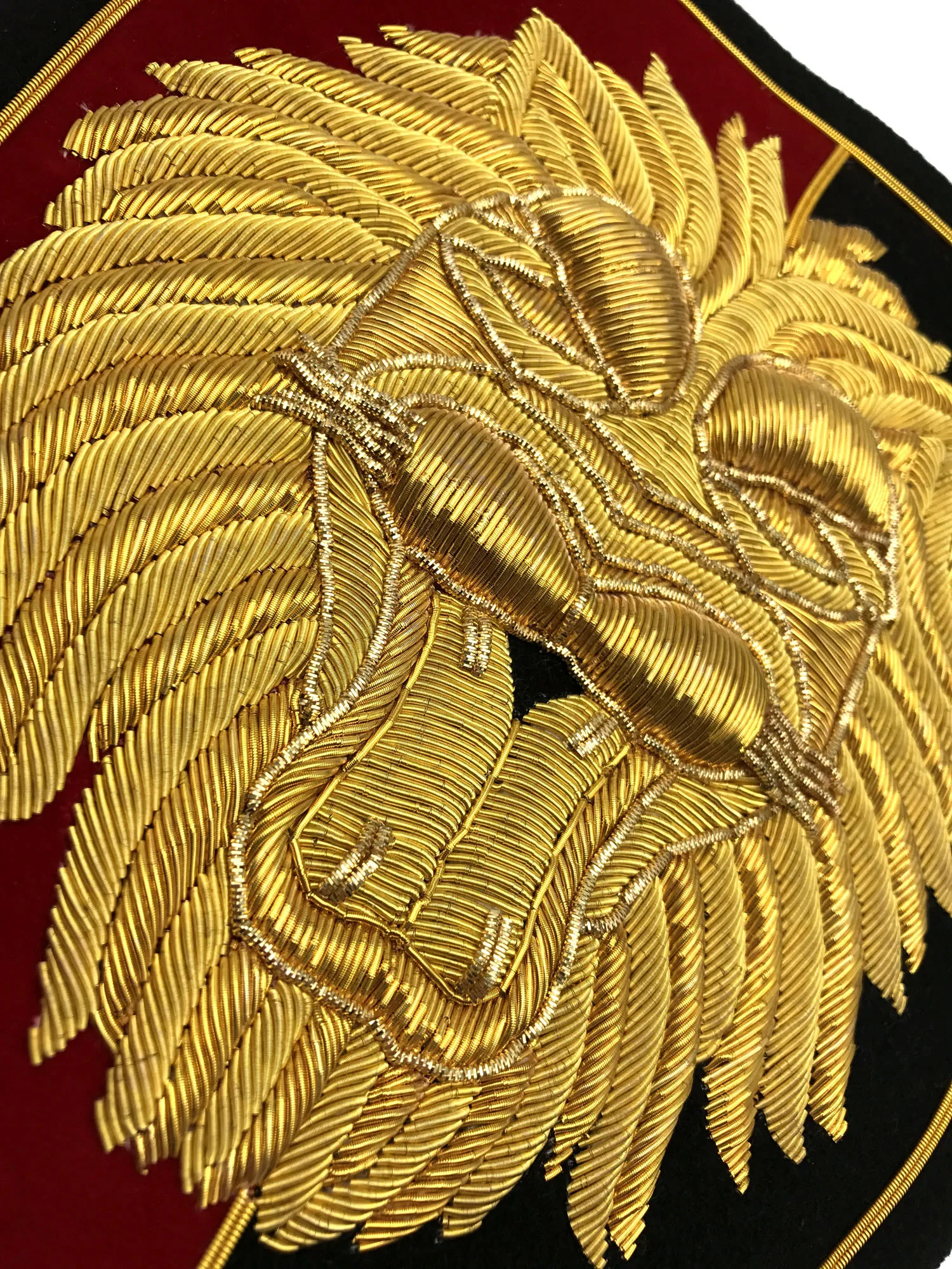 Ручной работы из витой нити, из проволоки/вышивка расшитая золотом эмблема, очень большой Размеры морда Льва;