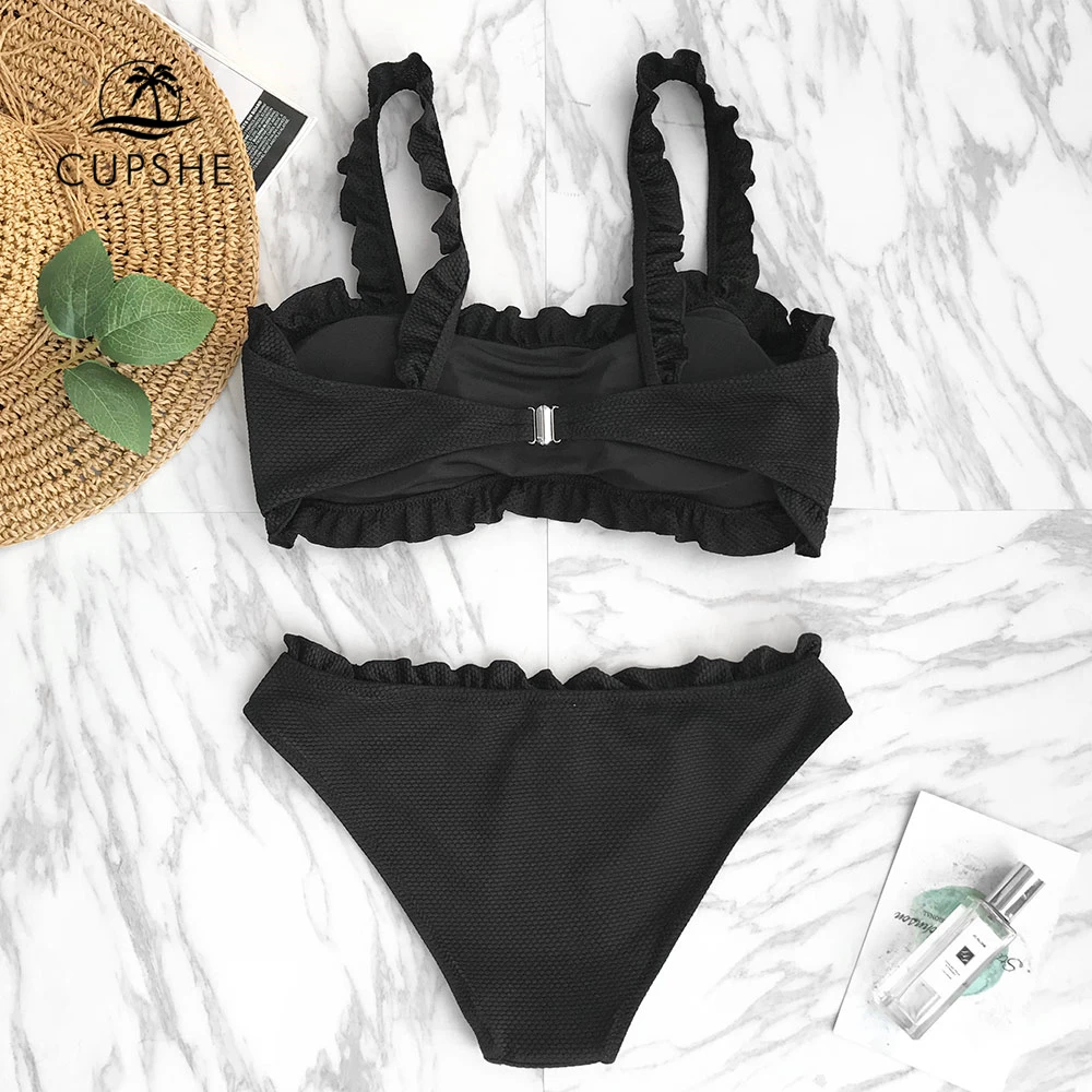 Billig CUPSHE Schwarz Solide Bikini Set Frauen Plain Rüschen Crop Top Thong Zwei Stücke Bademode 2020 Mädchen Strand Badeanzüge Badeanzüge