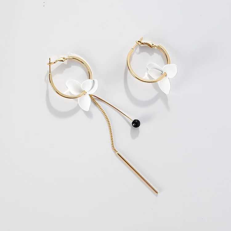 

2017 Trendy Vacation Style White Flower Earrings For Women Alloy Big Circle Strip Chain Earrings Asymmetry Pendientes