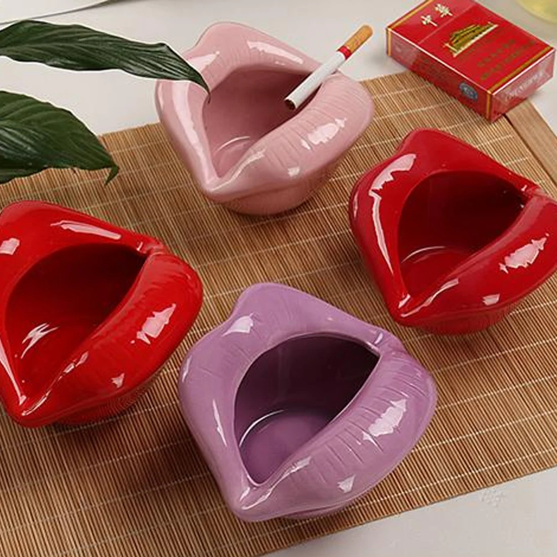 

Women Red Lip Ceramics Creative Ash Tray Modern Mini Ashtray Portable Anti-Scalding Cenicero Cigar Ashtray Home Decoration