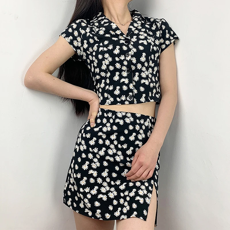 Women Ruffle Edged Hem Floral Print Mini Skirt 2020 Summer Women Fashion Mini Skirt With Front Split In Daisy Floral Women Ruffle Edged Hem Floral Print Mini Skirt 2020 Summer Women Fashion Mini Skirt With Front Split In Daisy Floral
