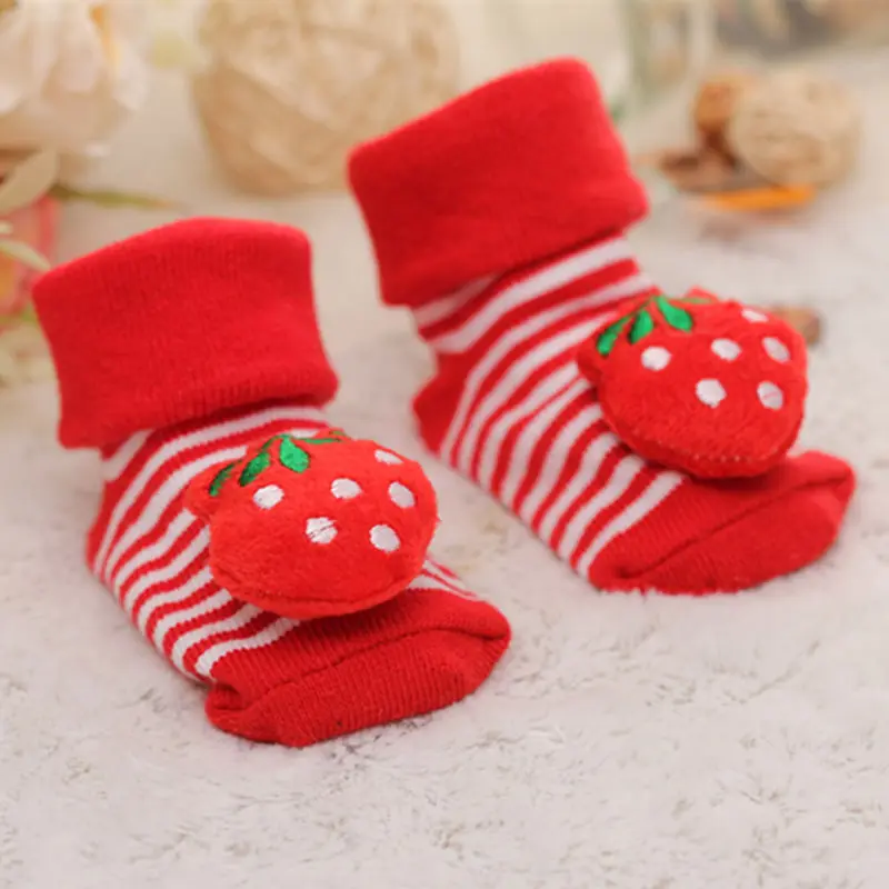 Red strawberries Носки для малышей; нескользящие хлопковые носки-тапочки с изображением куклы из мультфильма с колокольчиками; мягкие Милые сапожки для маленьких девочек и мальчиков - Цвет: Red strawberries
