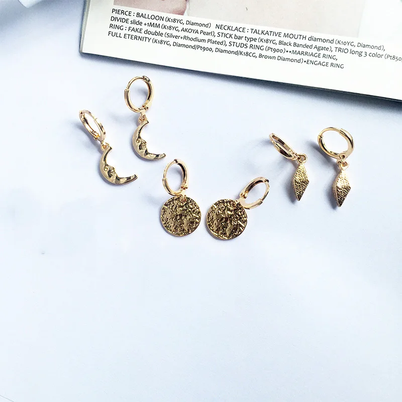 

WTLTC Dainty Small Coin Moon Huggie Earrings Women Geometric Ear Cartilage Earrings Minimal Charm Hoop Earrings Bohemia Jewelry