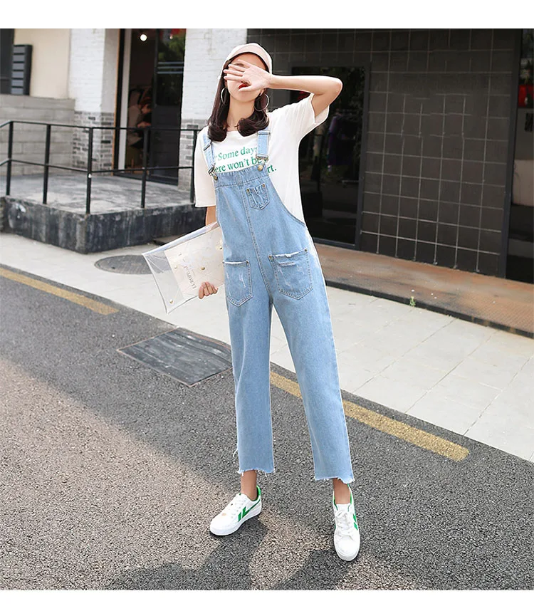 Stylish suspender jeans. College style, casual denim pants. (31)