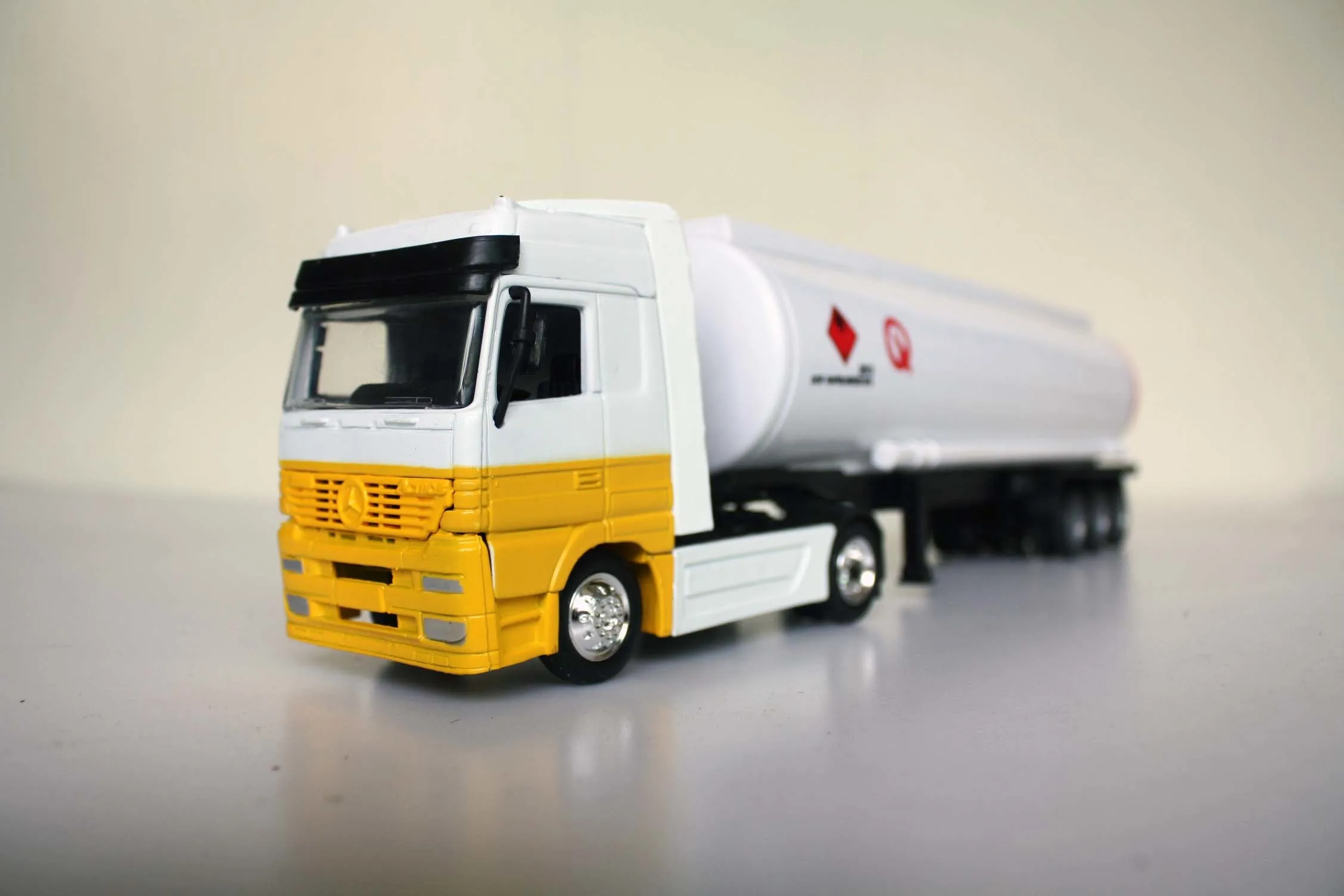 

New Special Offer Die-cast Metal 1/43 Container Tanker Truck Desktop Static Display Collection Model