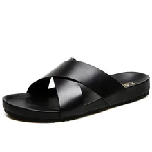 Новинка; мужские шлепанцы из натуральной кожи; сандалии; коллекция года; модные летние пляжные туфли на плоской подошве с перекрестными ремешками; Вьетнамки; мужская обувь