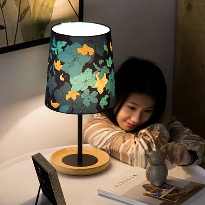 Скандинавская Современная Минималистичная настольная лампа из ткани прикроватная лампа для спальни Американский сад цветок лампа для чтения - Цвет абажура: b