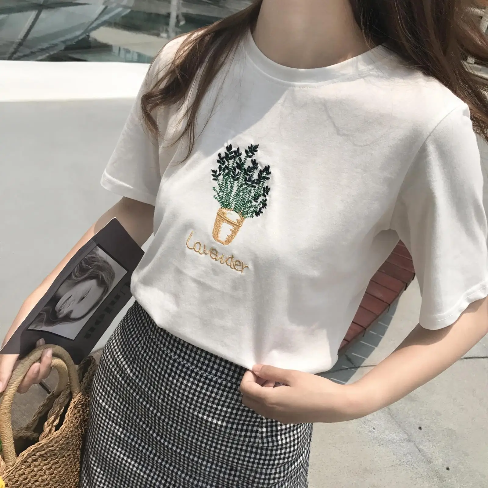 

2017 Summer Cute Flower Embroidered White Loose Cotton Casual Short Sleeve Female T-shirts