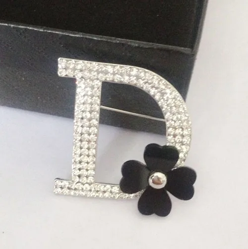 

New Fashion Women Silver Sparkly Crystal D Letter Hijab Pins Broche Black Dasiy Flower Scarf Clothes Sweater Brooch Pin