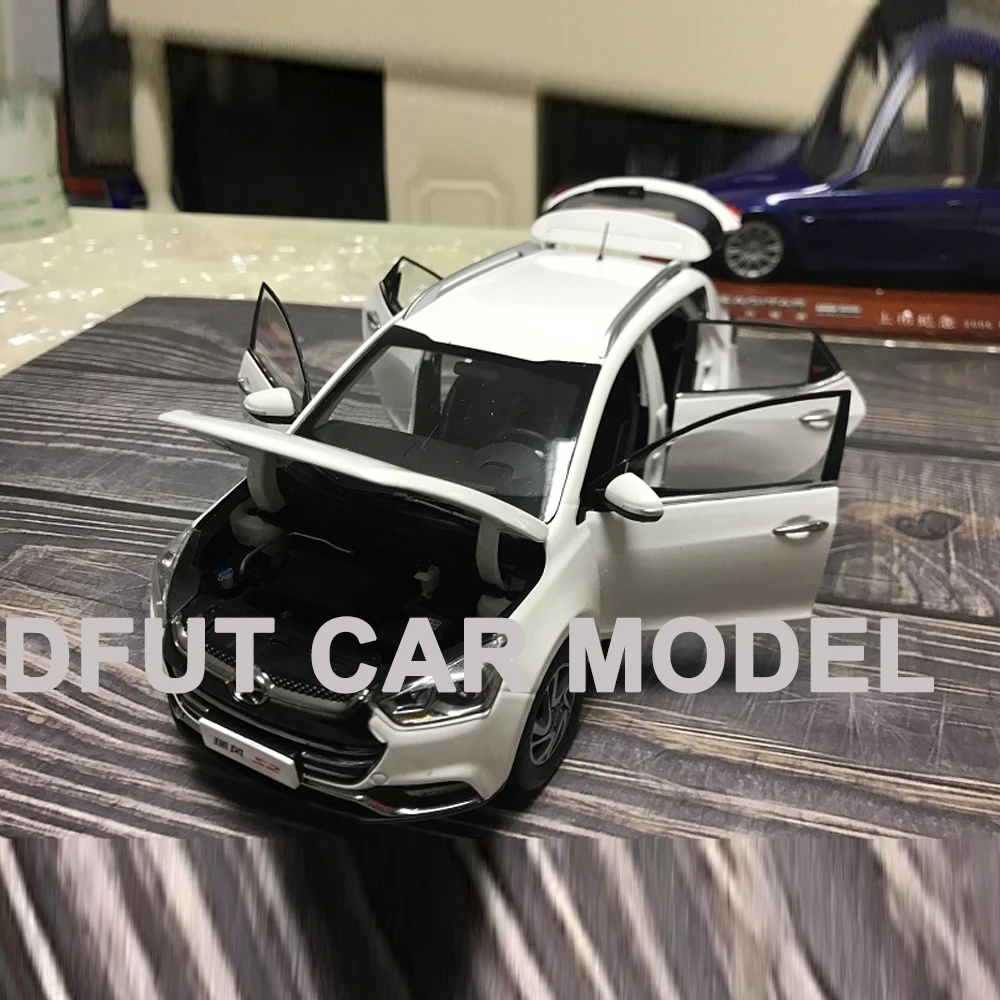 Литая модель автомобиля 1:18 JAC S2 из сплава игрушки для детей рождественские