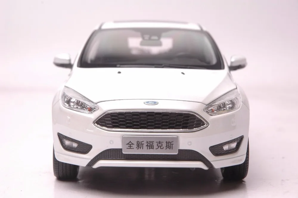 Ford Focus 2015 car model in scale 118 white (3)