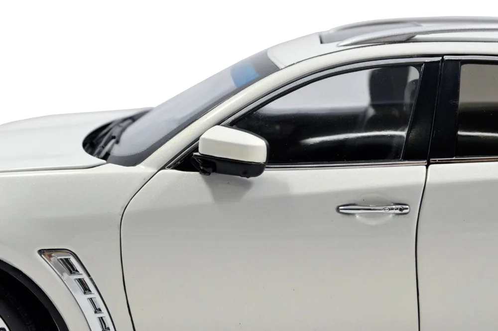 Infiniti-QX70-2014-W-12