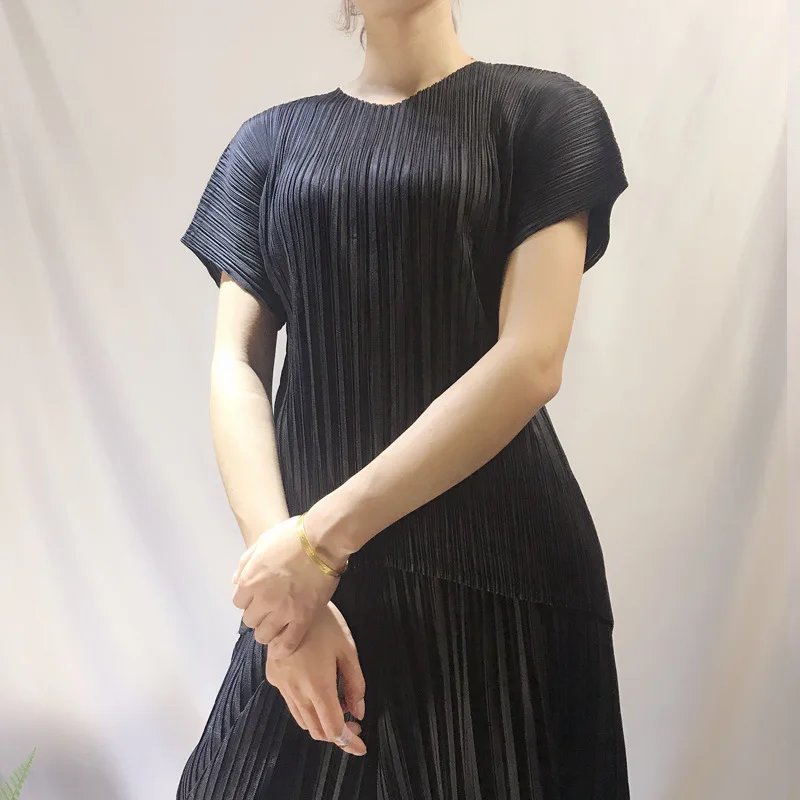 Miyake fold v-образным вырезом Топ Лето Европейская станция мода сплошной цвет большой размер свободный тонкий с короткими рукавами плиссированная футболка